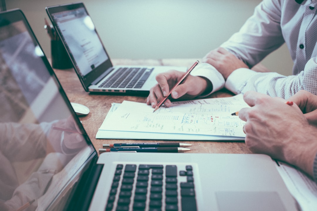 Empreendedor avaliando potencial de mercado
